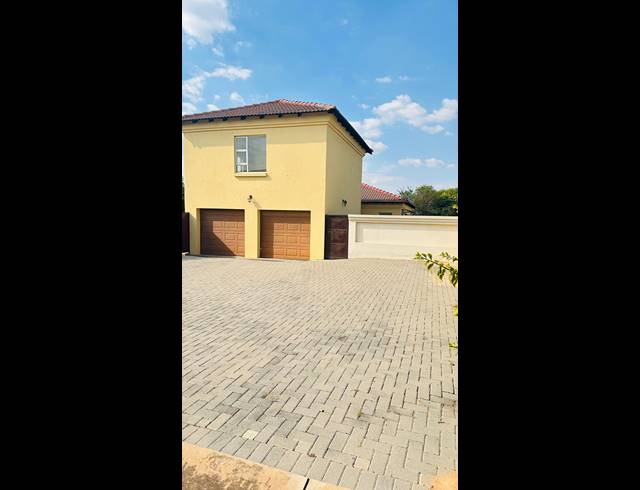 3 BEDROOM FREEHOLD FOR SALE IN THERESAPARK